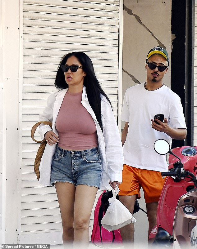 Porter wore jeans, a pink pink T-shirt, a white button-up and sunglasses for the casual lunch