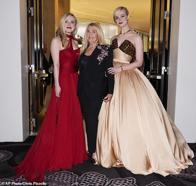 The Fanning sisters were joined at the glamorous CBS/Paramount+ broadcast by their beloved grandmother, Mary Jane Odum (M)