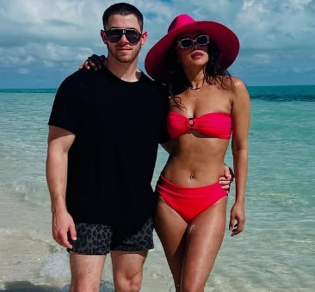 On her arm was her 10-year-younger singer husband, 32-year-old Nick Jonas, who wore a black T-shirt and shorts with an ankle strap. And on the coast stood their daughter Malti in baby blue