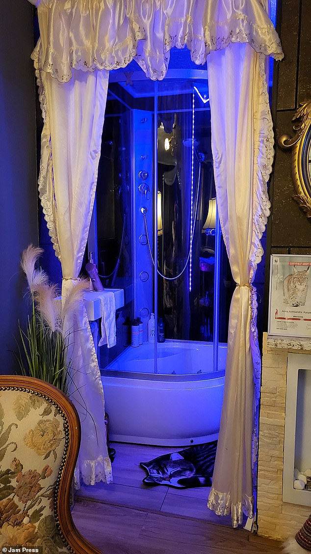 The cuddly room has a hydromassage shower and a luxurious bath