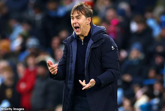 Lopetegui has had a difficult debut season, as West Ham is in fourteenth place in the Premier League