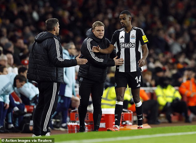 Eddie Howe praised Alexander Isak, although he revealed he was forced off the field due to a hamstring problem