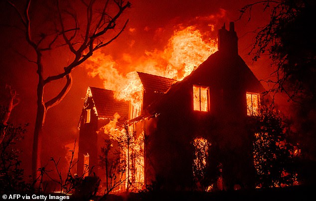 A house burns during the Eaton fire in the Altadena area of ​​Los Angeles County, California on January 8, 2025