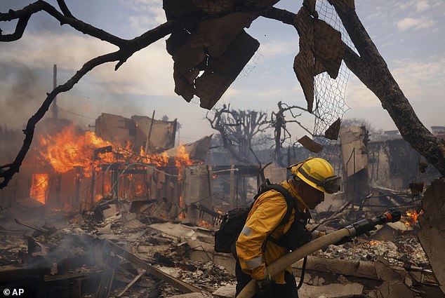 Despite working through the night, firefighters have been unable to control the fires that have scorched nearly 25,000 acres of land in Southern California; The fire brigade was busy extinguishing the fire on Wednesday