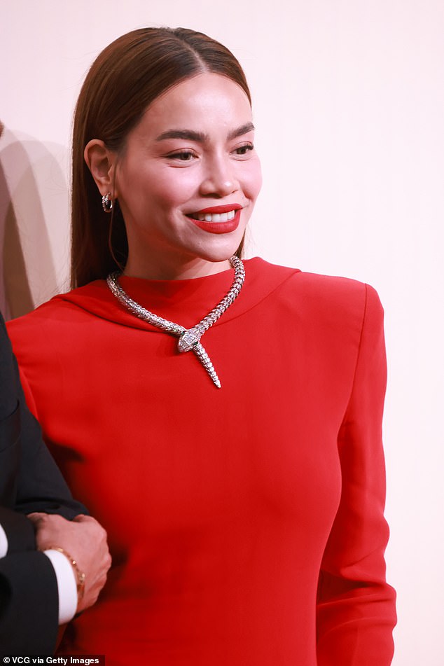 Vietnamese singer and founder of MOI cosmetics, Hồ Ngọc Hà, opted for a red long-sleeved maxi dress with a matching pout