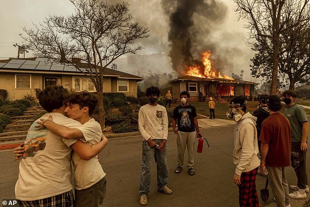 There are also many ordinary people living here. Hardworking families, Los Angelenos for generations, pay off their mortgages only to be dropped by insurers because they live in a danger zone. (Image: Houses burning in Altadena on January 8).