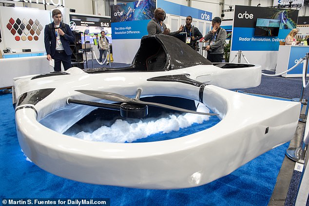 The device uses three propellers to take off from land or water, and can fly for up to 100 minutes per hour at a speed of 100 km/h using its electric battery.