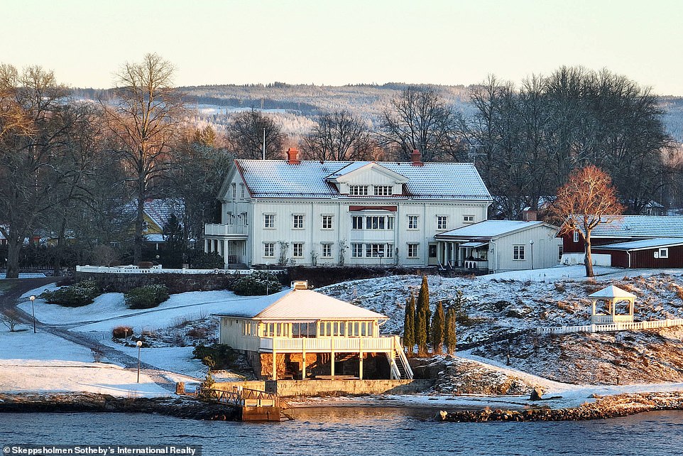 The 835 square meter country house was built at the end of the 19th century and consists of thirteen rooms