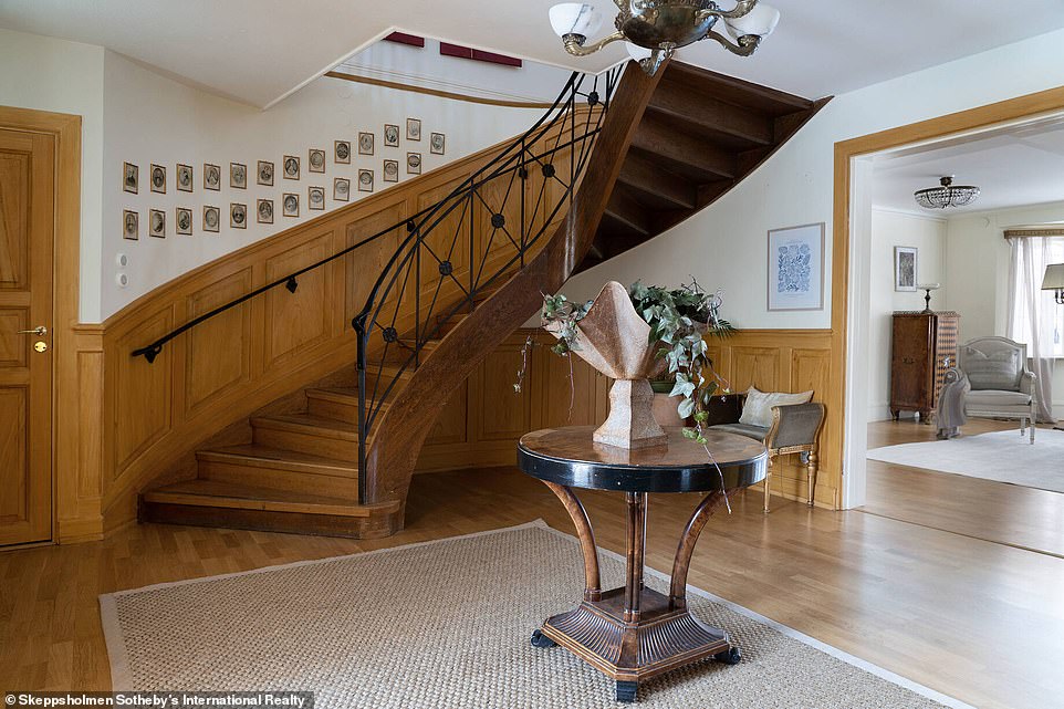 Björkefors Manor was owned by Sven-Geran Eriksson for 22 years. In the photo: a beautiful staircase in the hall of the house