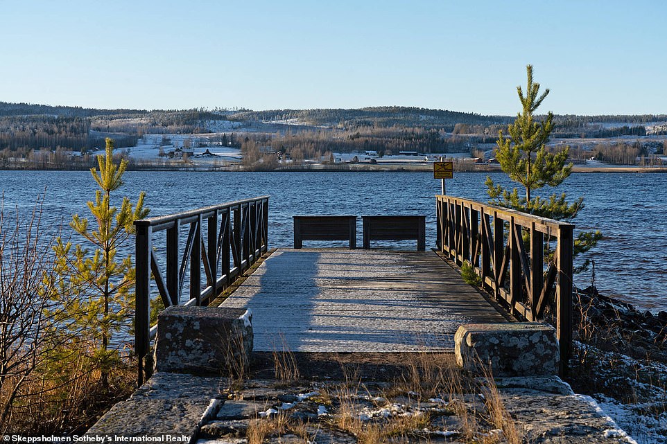 The lake house has a dock and a motorized floating platform. Svennis first saw the house while on a party boat on the lake