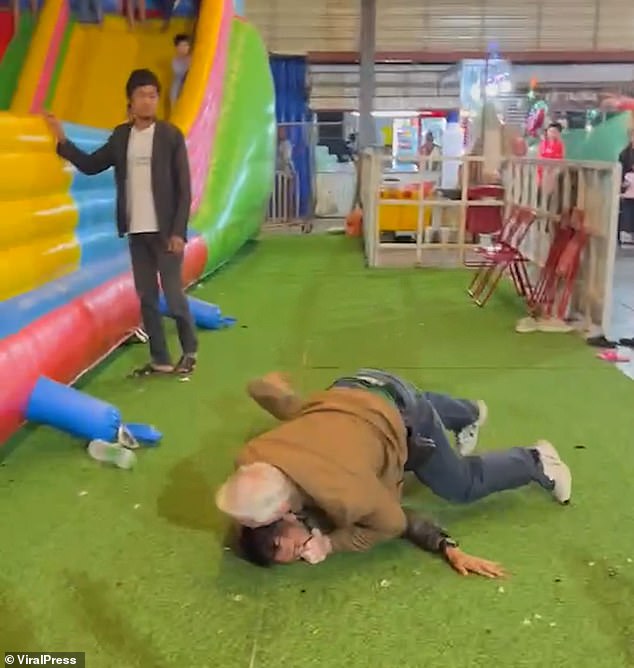 You could see children on a slide watching the fight in the Thai market