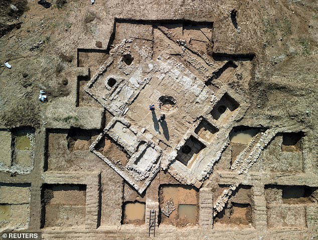 Like the monastery, the wine press also has a mosaic floor in the fermentation rooms and the collection vessel, made of blue and white stones