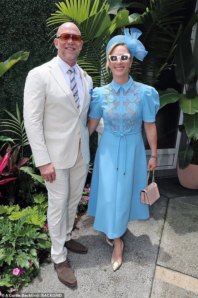 She carried a small leather bag with an embossed crocodile skin pattern and a few statement accessories. sunglasses with thick frames