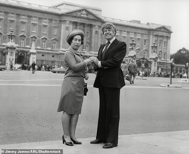 Jeannette Charles A lookalike of Queen Elizabeth II and Walt Hanna A lookalike of President Jimmy Carter outside Buckingham Palace