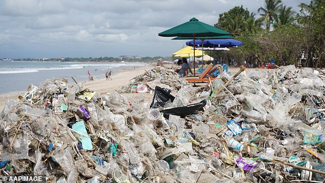 Sungai Watch has already collected more than 2,800,000 kg of plastic, installed 300 barriers, cleaned 260 villages and organized 1,420 community cleanups