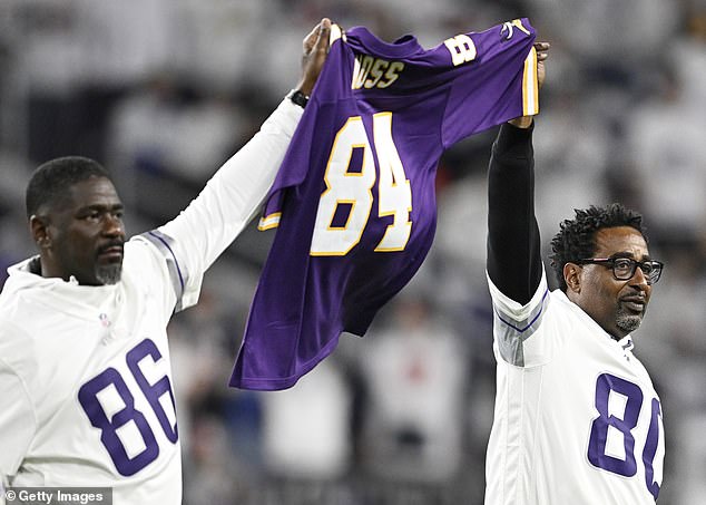 Jake Reed (left) and Cris Carter hold up a Moss jersey in support of the NFL legend last month