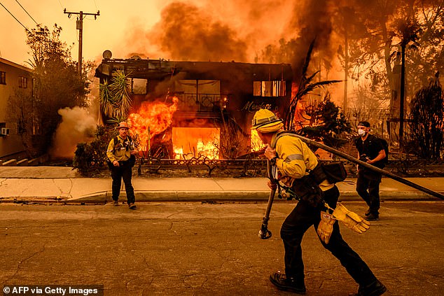 Firefighters battle a fire as a building burns during the Eaton Fire in the Altadena area of ​​Los Angeles County, California