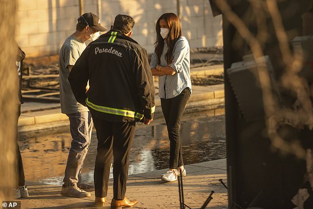 Meghan Markle speaks with Pasadena Mayor Victor Gordo, center, and Doug Goodwin, whose home was destroyed by the Eaton fire in Altadena