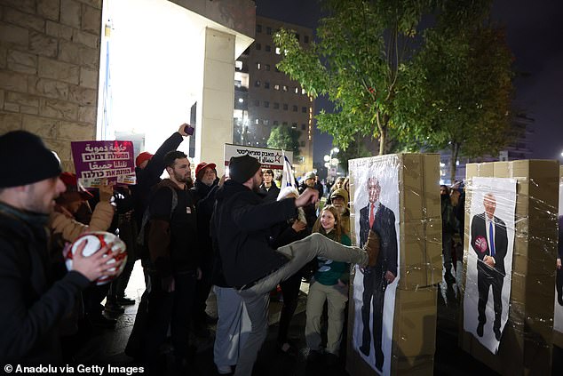 Hundreds of people gathered on Saturday to demonstrate for a ceasefire in Gaza and a hostage swap deal in West Jerusalem. Israeli police intervened against the demonstrators and removed the domino-shaped statues that symbolized the collapse of the Israeli government