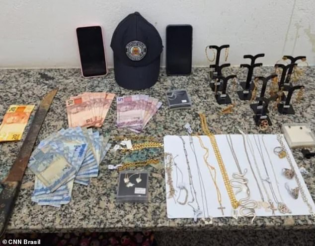 A security guard has recovered a machete, jewelry worth $1,000, two cellphones, a pair of slippers and a women's T-shirt after a thief at a jewelry store was stopped by residents of the southeastern Brazilian city of Caraguatatuba.