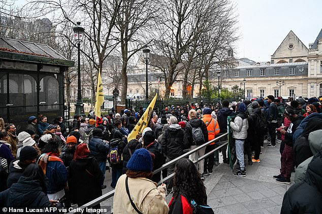 A demonstration in front of the Gaite Lyrique in support of and to demand immediate accommodation for those occupying the theater