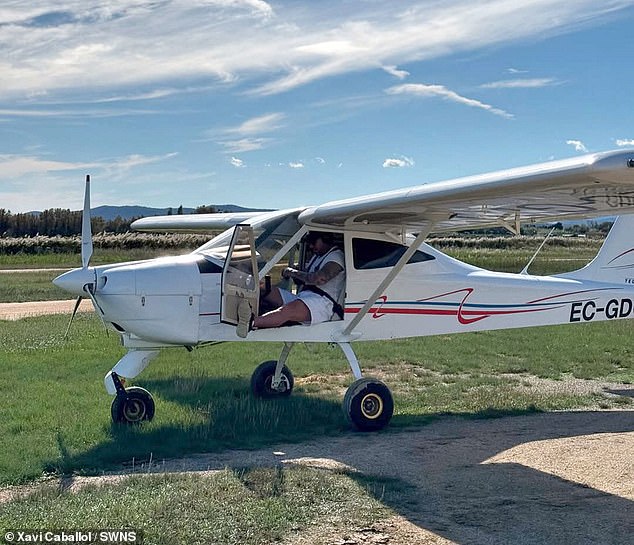 “They tell us that ultralight aviation is very safe and from experience I categorically confirm that this is not so,” said Xavi – in the photo Xavi is sitting in the plane