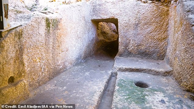 This was a place of worship, according to Eli Shukron, excavation director of the Israel Antiquities Authority (IAA), who dated it to Hezekiah's reign.