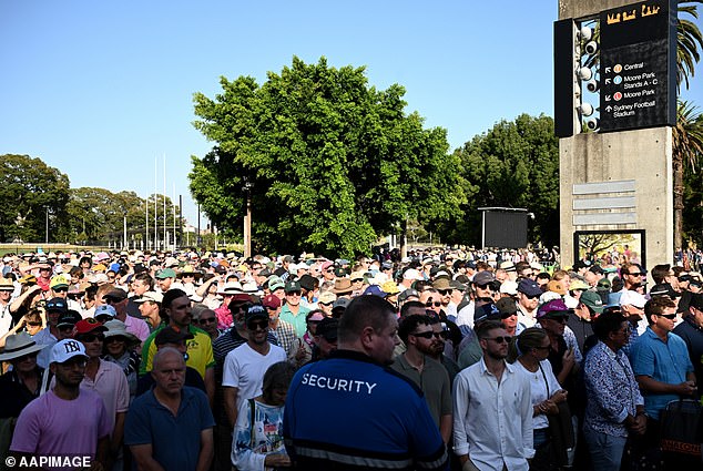 In Sydney, punters queuing for the second day of the Test match between Australia and India at Sydney Cricket Ground were already feeling the heat on Saturday morning (photo)