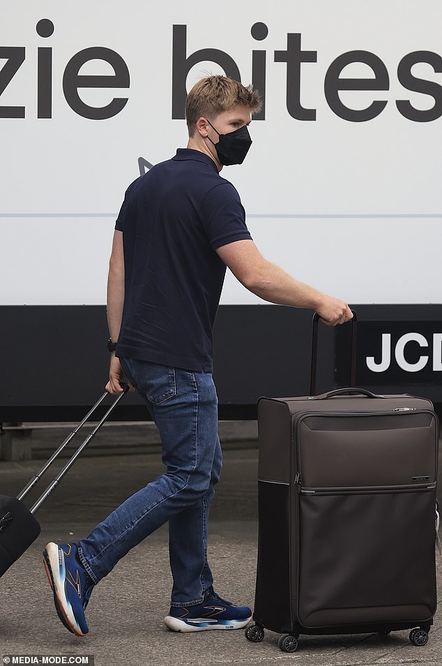 He completed his look with a pair of running shoes and pushed two bags of luggage into the airport