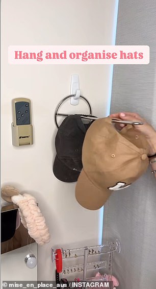 With the stand attached horizontally to the hook, it can be used to hang multiple hats, headbands, hair clips, scrunchies, bags and spare hangers