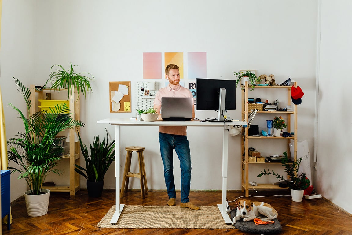 Digital nomad working remotely from a single-bedroom apartment