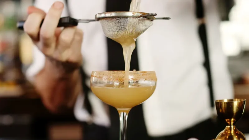 A bartender shares the 5 red flags she always looks for in a bar