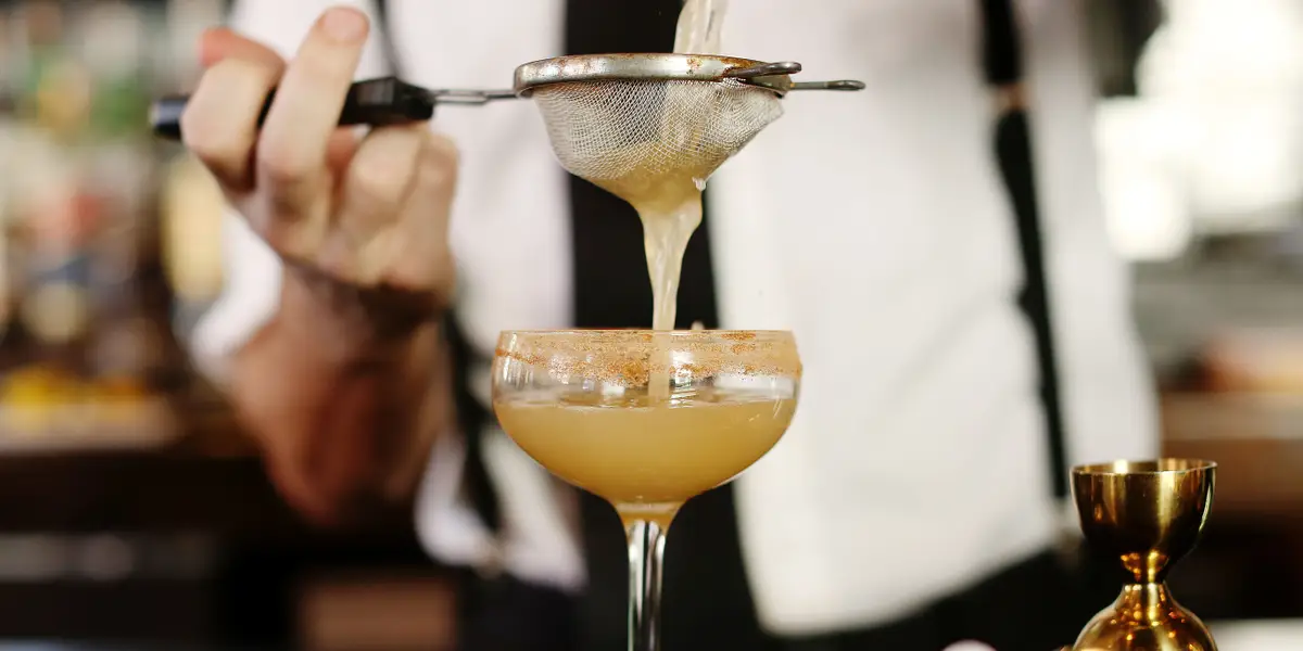 A bartender shares the 5 red flags she always looks for in a bar