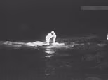 Moment, the brave police rush into the sea to catch a pedophile who tried to escape by plunging into the waves