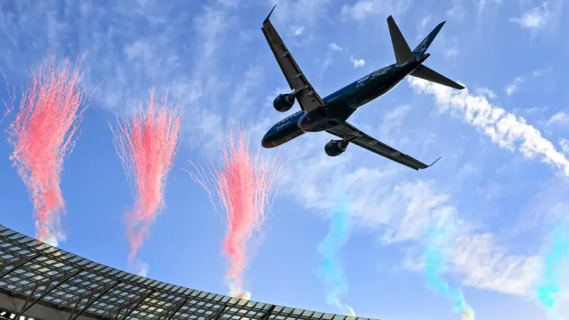On live TV, two planes came alarmingly close to crashing into a stadium. Now investigators are investigating the incident.
